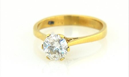 ANELLO ANELLO. In oro giallo 18 kt con diamante taglio brillante disposto a...