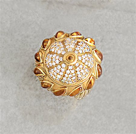 ANELLO ANELLO. In oro giallo 18 kt internamente foderato, sommità a cupola in...