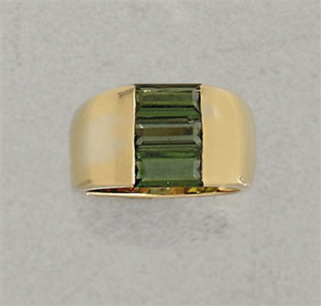 ANELLO ANELLO. In oro giallo 18 kt con al centro tre gemme verdi taglio...