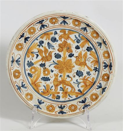 ALZATA IN MAIOLICA Italia Centrale, XVIII secolo dipinta con animali e fiori...