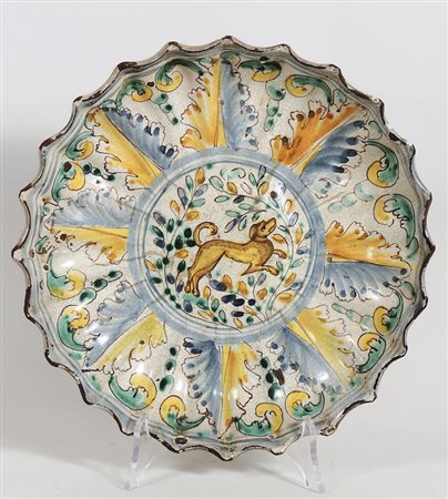 CRESPINA IN MAIOLICA Italia Centrale, XVIII secolo tesa smerlata dipinta con...