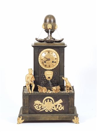 OROLOGIO DA MENSOLA IN BRONZO PATINATO E DORATO Francia, metà del XIX secolo...