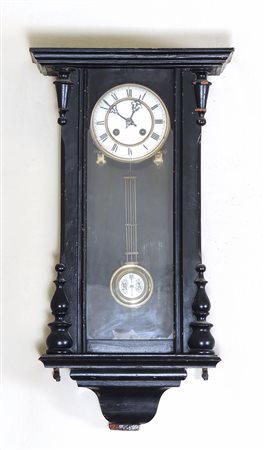 OROLOGIO PENSILE IN LEGNO EBANIZZATO cappello modanato, quadrante con numeri...