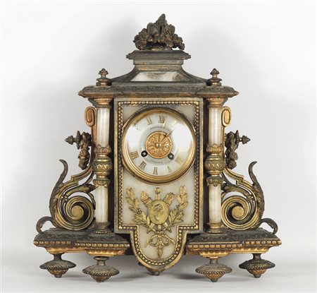 OROLOGIO DA MENSOLA A TEMPIETTO IN BRONZO DORATO E ALABASTRO Francia,...