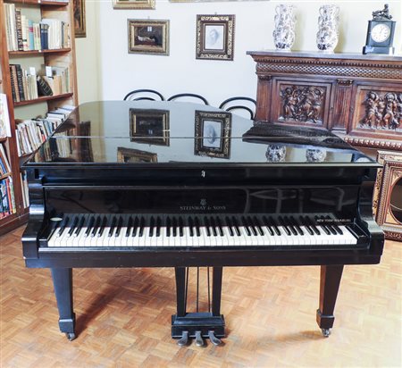 PIANOFORTE A MEZZA CODA NERO LUCIDO Steinway & Son, metà del XX secolo h cm...