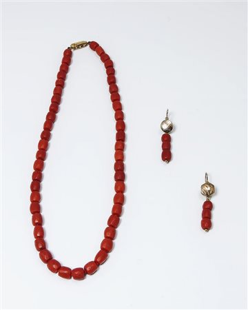 COLLANA GIROCOLLO IN CORALLO ROSSO XIX/XX secolo chicchi a barilotto...