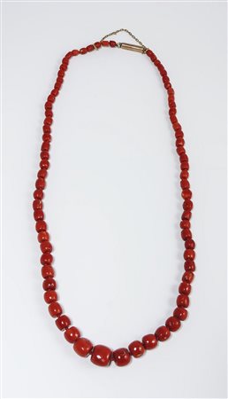 COLLANA IN CORALLO ROSSO GIAPPONESE formata da barilotti sfaccettati scalari,...