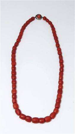 COLLANA IN CORALLO ROSSO XIX/XX secolo chicchi a barilotto sfaccettato...