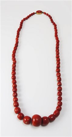 COLLANA IN CORALLO ROSSO GIAPPONESE formata da barilotti sfaccettati scalari,...