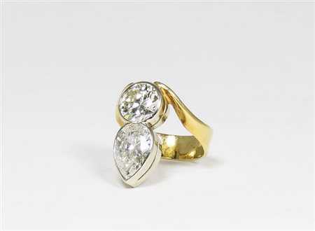 ANELLO IN ORO GIALLO E DIAMANTI TAGLIO BRILLANTE realizzato con un diamante a...