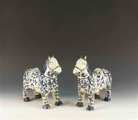 Coppia di cavalli in porcellana bianca, decorata in blu cobalto, Cina,...
