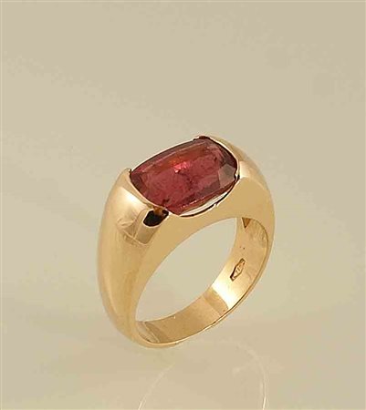 Anello in oro rosso 18kt con incastonata una tormalina rosa taglio a cuscino,...