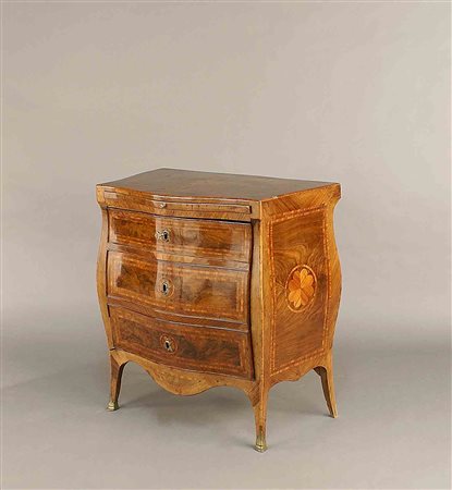 Commode in noce intarsiata e filettata in bois de rose, piano sagomato con un...