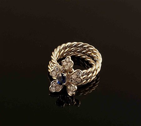 Anello tre fedine a torchon in oro bianco 18kt centrate da un fiore con...