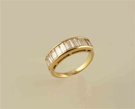 Anello riviere in oro giallo 18kt con incastonati diamanti taglio baguettes...