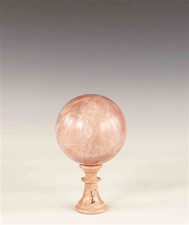 Sfera in quarzo rosa poggiante su base in marmo, h. cm.19 .