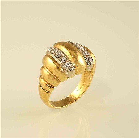 Anello in oro giallo e bianco 18kt con incastonati diamanti taglio brillante...