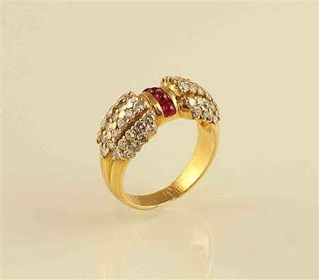 Anello in oro giallo 18kt con incastonati quattro rubini cabochon e diamanti...