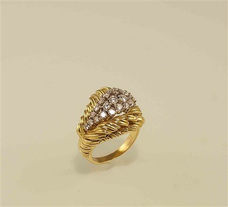 Anello a motivo di foglie in oro giallo 18kt con incastonati diamanti taglio...