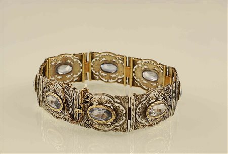 Bracciale in oro giallo e bianco inciso e decorato a motivo floreale con...