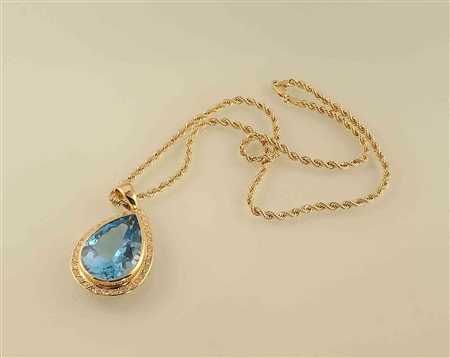 Pendente con catena in oro giallo 18kt con incastonato un topazio azzurro a...