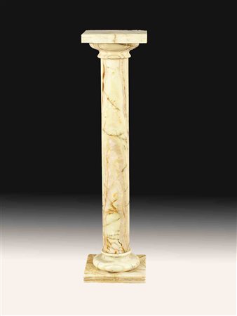 Colonna in marmo di onice, h. cm. 88 (restauri e difetti).