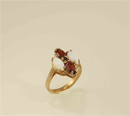 Anello in oro giallo 14kt con incastonati due opali arlecchino e due granati...