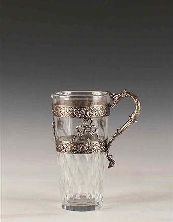 Caraffa in vetro con applicazioni in metallo argentato, h. cm. 21.