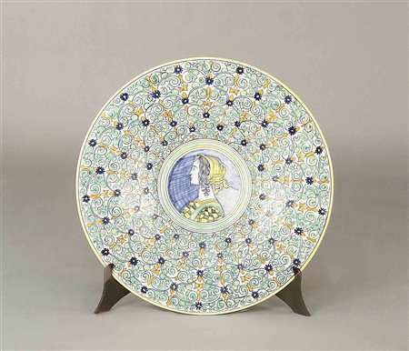 Grande piatto circolare da parete in maiolica decorata a policromia, Deruta,...