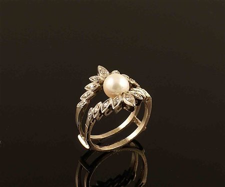 Anello in oro bianco 14kt con incastonata una perla coltivata di mm. 6,5 e...