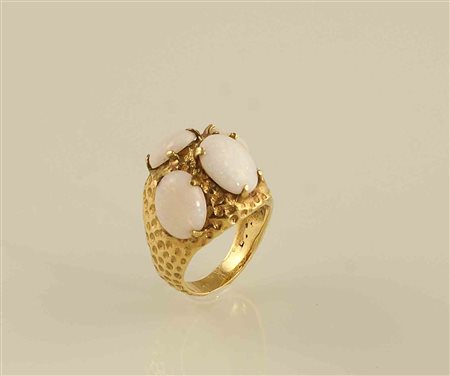 Anello in oro giallo 14kt con incastonati quattro opali arlecchino ovali,...