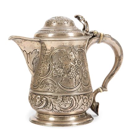 TANKARD IN ARGENTO Peso gr 868 925/1000, Londra 1741, riccamente sbalzato a...