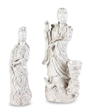 COPPIA DI STATUINE CINESI H. cm 31 e 25 Coppia di statuine in blanc de Chine,...