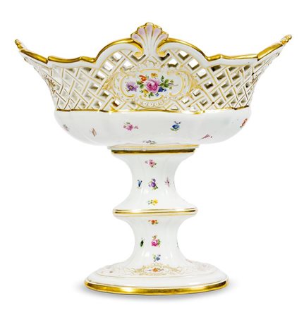 MEISSEN H. cm 29,5 Grande alzata in porcellana di Meissen seconda metà XIX...