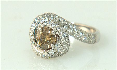 ANELLO ANELLO. In oro bianco 18 kt sommità a turbante con diamante cognac...