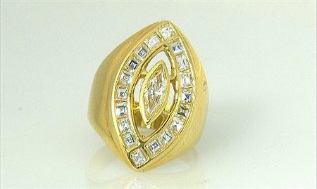 ANELLO ANELLO. In oro giallo 18 kt sommità a losanga centrata da diamante...