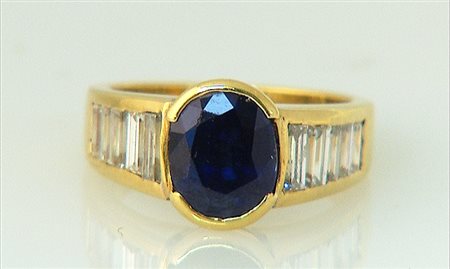 ANELLO ANELLO. In oro giallo 18 kt centrato da zaffiro taglio ovale di cts....