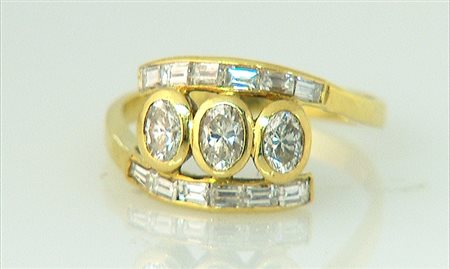 ANELLO ANELLO. In oro giallo 18 kt con tre diamanti taglio ovale per tot....