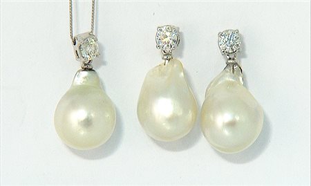 PARURE DEMI PARURE. In oro bianco 18 kt composta da coppia di orecchini perno...