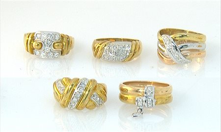 ANELLO LOTTO DI CINQUE ANELLI. In oro giallo, rosa e bianco 18 kt di diversa...