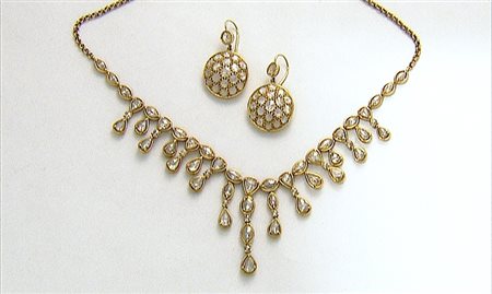 PARURE DEMI PARURE. In oro giallo 18 kt composta da coppia di orecchini a...