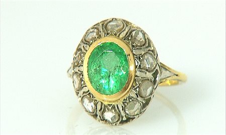 ANELLO ANELLO INIZIO XX SECOLO. In oro giallo 18 kt ed argento con smeraldo...