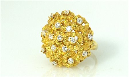 ANELLO ANELLO. In oro giallo 14 kt sommità bombata con motivi trilobati...