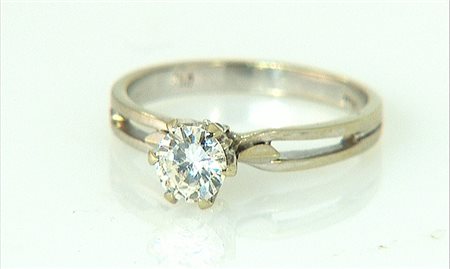 ANELLO ANELLO. In oro bianco 18 kt con diamante taglio brillante disposto a...