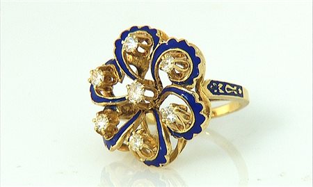 ANELLO ANELLO. In oro giallo 14 kt sommità a fiore stilizzato con decori in...