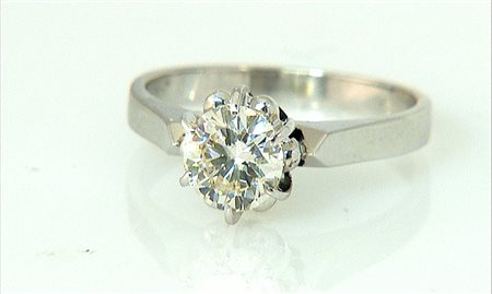 ANELLO ANELLO. In oro bianco 18 kt centrato da diamante solitario di cts....