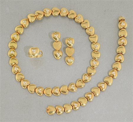 REPOSSI PARURE DI REPOSSI. In oro giallo 18 kt composta da anello, coppia di...