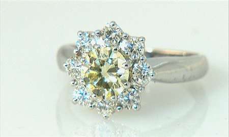 ANELLO ANELLO. In oro bianco 18 kt centrato da diamante light yellow fancy...