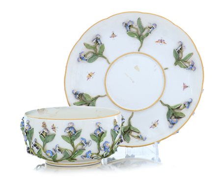 MEISSEN ZUPPIERINA CON PIATTO IN PORCELLANA, MEISSEN, XIX SECOLO, decoro...