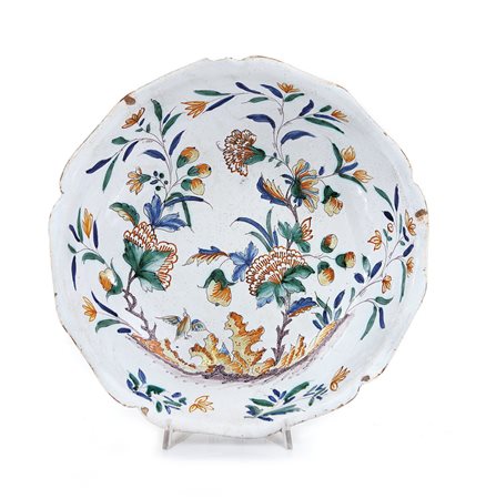 CERAMICA PIATTO IN MAIOLICA, XIX SECOLO, decoro floreale policromo; lievi...